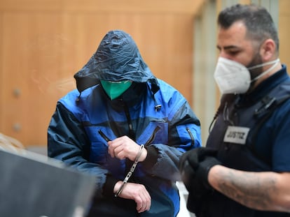 Un acusado de pertenencia a una célula terrorista de extrema derecha, en la sala de juicios de la prisión de alta seguridad de Stammheim, en Stuttgart, Alemania, en abril de 2021.