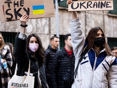 Manifestantes contra la guerra en el desfile de Armani.