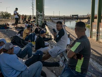 Un grupo de migrantes venezolanos acampa bajo un puente fronterizo en Ciudad Juárez, el 21 de octubre de 2022.