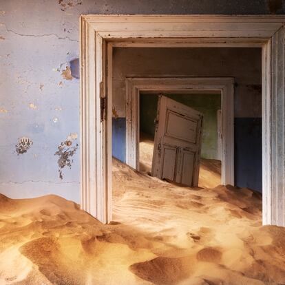 Uno de los edificios abandonados y tomados por la arena del desierto del pueblo fantasma de Kolmanskop, en Namibia.