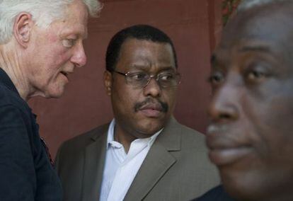 Bill Clinton habla con Garry Conille, en Puerto Príncipe, en agosto.