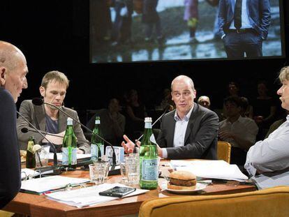 De izquierda a derecha, Rem Koolhaas, Luuk van Middelaar (colaborador del expresidente del Consejo Europeo H. A. Van Rompuy), el pol&iacute;tico holand&eacute;s Diederik Samson y el organizador del Foro, Yoeri Albrecht.