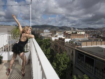 Sol Picó baila en su terraza el Día de la Danza. 