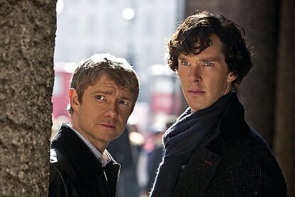 Martin Freeman (izquierda) y Benedict Cumberbatch, en un fotograma de la miniserie de televisión "Sherlock".