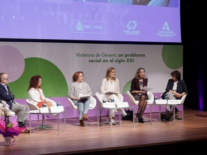 La presidenta del Observatorio de Igualdad de Oportunidades del Grupo Social ONCE, Patricia Sanz (segunda por la derecha), en una mesa de debate sobre violencia de género y discapacidad.