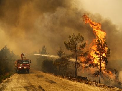 Bomberos hacen frente a las llamas cerca de la localidad de Manavgat este viernes