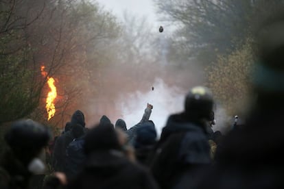 Los ecologistas han mostrado en un comunicado distribuido este lunes su "profundo enfado ante el lamentable desperdicio que ha supuesto la destrucción de los hogares y de los espacios comunitarios" construidos en la zona 'okupa'. En la fotografía, activistas lanzan piedras durante disturbios con la policía, el 9 de abril de 2018.