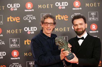 Laurent Dufreche (izquierda) y Raúl López muestran el Goya a Mejor Montaje.