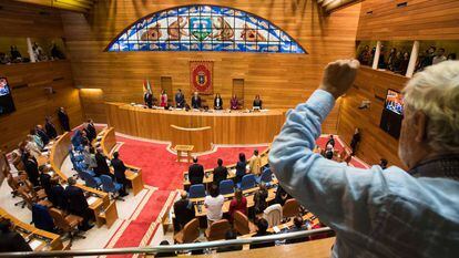 Beiras entona el himno gallego desde la tribuna de invitados.