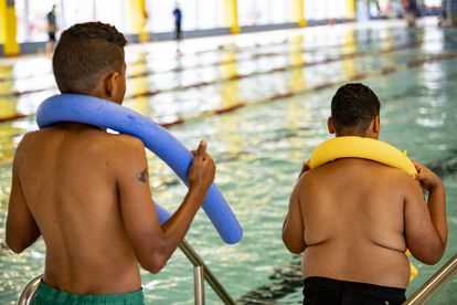 Dos niños practican actividades acuáticas en una piscina de Berlín.