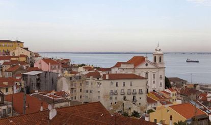Vistas de Lisboa desde el Mirador de Santa Luzia, Portugal. 
