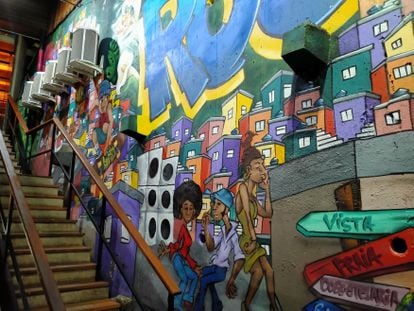 Graffiti en favela Rocinha que cuenta la historia de la comunidad.