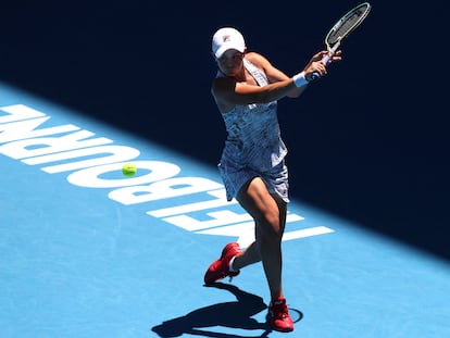 Ashleigh Barty devuelve de revés durante un partido de esta semana en Melbourne.