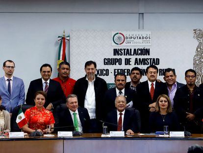 El embajador ruso en México, Víktor Koronelli, al centro, posa con diputados de Morena, PT y el PRI, el pasado 23 de marzo.
