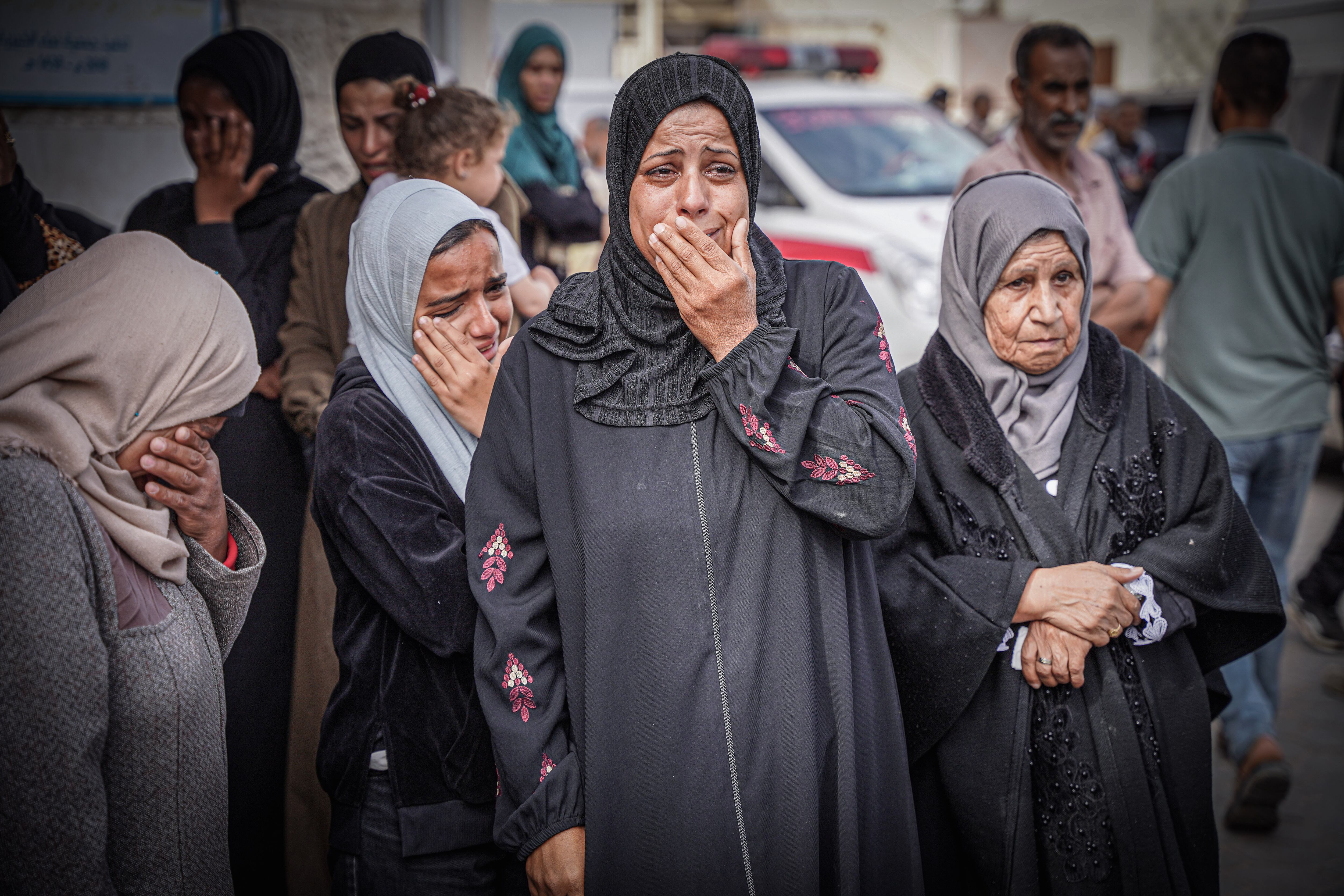  Palestinian women mourn the separation of their martyred relatives,Image: 869553839, License: Rights-managed, Restrictions: , Model Release: no, Credit line: Saher Alghorra / Zuma Press / ContactoPhotoEditorial licence valid only for Spain and 3 MONTHS from the date of the image, then delete it from your archive. For non-editorial and non-licensed use, please contact EUROPA PRESS.02/05/2024