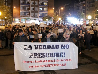 Concentración de vecinos del barrio de Deusto, en Bilbao, en febrero de 2019, en protesta por los abusos denunciados en el colegio de los salesianos.