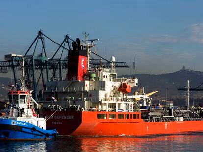 Llegada al puerto de Barcelona del buque 'Sichem Defender', en mayo de 2008, con un cargamento de agua procedente de Tarragona, para paliar la sequía que padecía la ciudad.