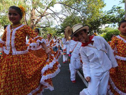 Un grupo de ni&ntilde;os vestidos con trajes tradicionales en el Festival de la Leyenda Vallenata, en Valledupar (Colombia).