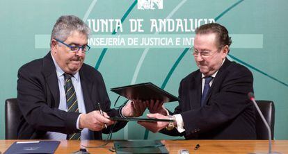 El presidente de los abogados andaluces, José Pascual, y el consejero Emilio Llera.
