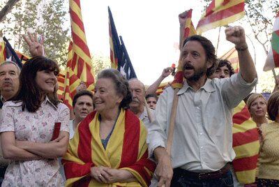 Ana Fernández, María Galiana y Ramon Madaula, en la serie, durante la manifestación del 11 de septiembre.