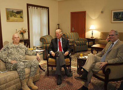 El vicepresidente Joe Biden junto al jefe militar en Irak, el general Ray Odierno (I) y el embajador de EE UU, Chris Hill, en Bagdad