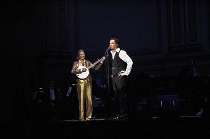 Rufus Wainwright, en el escenario junto a su madre, Kate McGarrigle, durante un concierto en 2006.