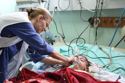 Una doctora atiende a un menor en el hospital de Al-Shifa.