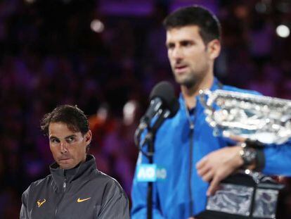 Nadal observa a Djokovic durante la ceremonia final en la central de Melbourne.