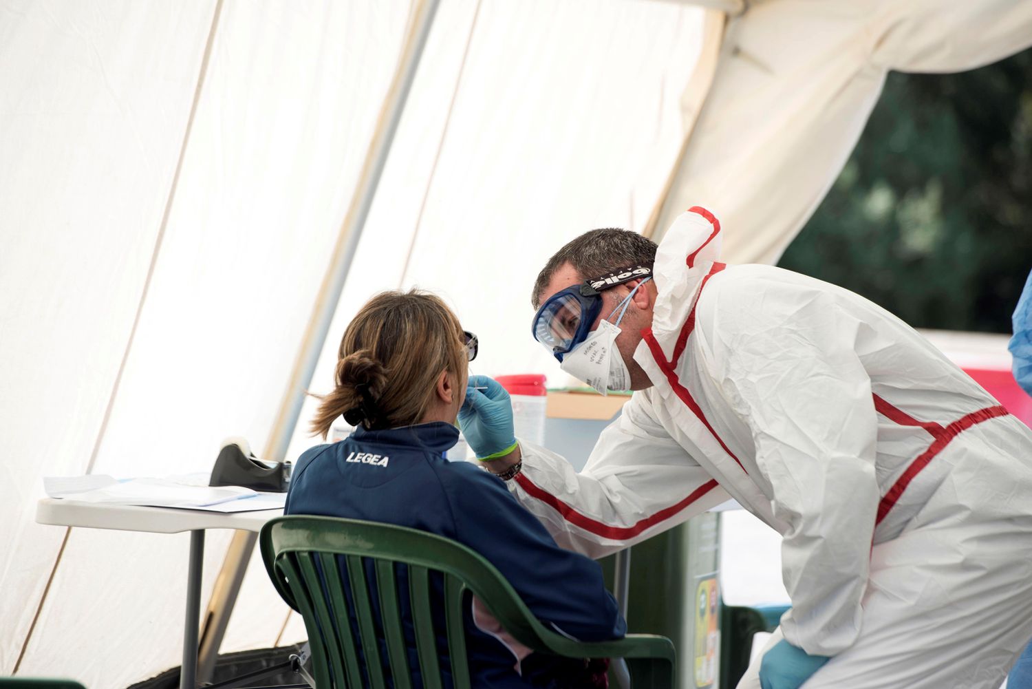 Una mujer se hace un test rápido para detectar la Covid-19 en el centro sanitario Canal Salat, de Ciutadella, Menorca.
