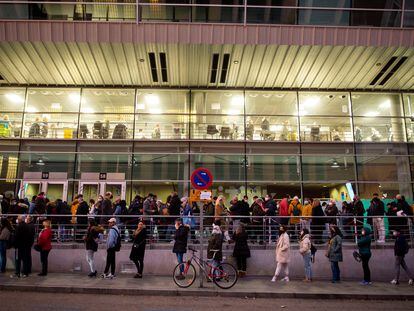 Colas para la vacunación contra la covid en el WiZink Center, el lunes 29 de noviembre.