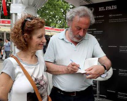 Julio Llamazares firma un libro el viernes en el estand de EL PAÍS.
