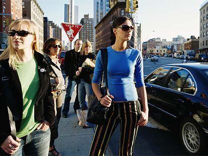 Paseantes en Nueva York, en el distrito de los mataderos de la carne (Meatpacking District), zona de moda  a la que se muda en la serie el personaje Samantha Jones (la actriz Kim Cattrall).