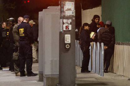 Detenidos en la redada contra la MS-13, en la madrugada del miércoles en Los Ángeles.