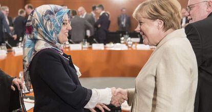 La canciller alemana, Angela Merkel, saluda a una representante de la comunidad musulmana esta semana en Berl&iacute;n.