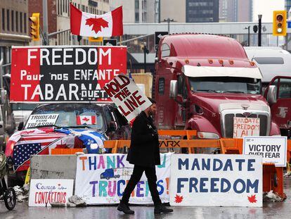 Un manifestante mostraba un cartel de protesta junto a una concentración de camiones, este miércoles en Ottawa.