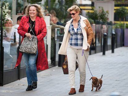 María Zurita a mediados del mes de abril, junto a una amiga y su perra Zeta paseando por Madrid. 