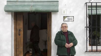 'María La Telefonista', de 89 años, bajo la placa con su nombre en Atajate, en Málaga.