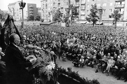 El canciller alemán Konrad Adenauer en 1962, durante un acto en Berlín que conmemoraba el noveno aniversario de la aplastada revuelta anticomunista de 1953 en Alemania Oriental.