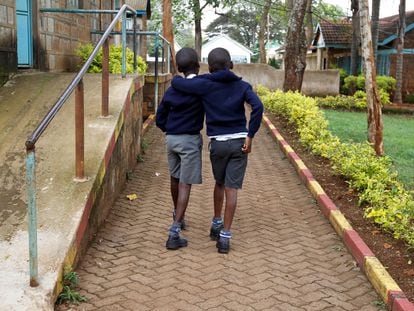 Dos alumnos con discapacidad visual se abrazan mientras caminan después de asistir a una clase, en medio de la pandemia, en la escuela para ciegos de Thika, Kenia, el 29 de octubre de 2020.