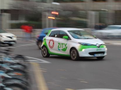 Un vehículo eléctrico compartido de la empresa Zity en Madrid.