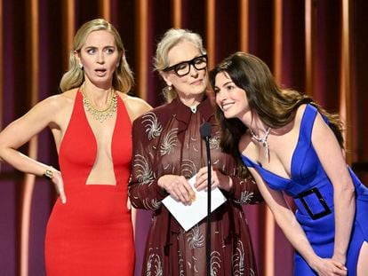 Emily Blunt, Meryl Streep y Anne Hathaway sobre el escenario de la 30 edición de los premios del sindicato de actores en Los Ángeles, la noche del sábado.
