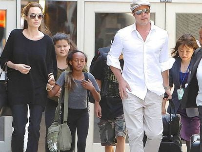 Angelina Jolie con Brad Pitt y algunos de sus hijos.