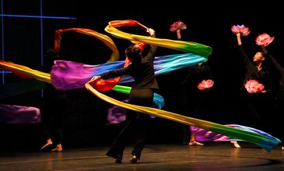 Bailarines del espectáculo Shen Yun ensayan en el teatro Terrace, en Long Beach, California, en marzo de 2016.