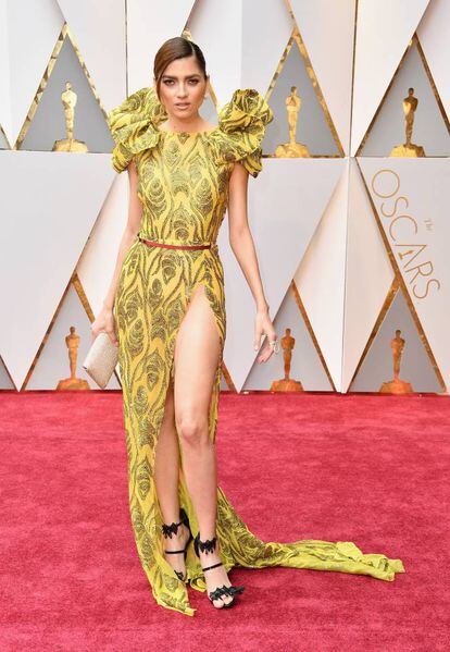La actriz Blanca Blanco apostó por un atrevido modelo color amarillo con volantes en los hombros. La pronunciada abertura de su traje dejó ver de más.