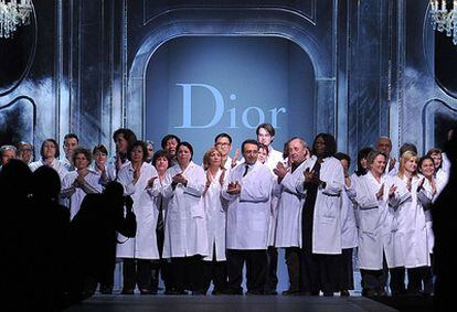 Unos 40 trabajadores del estudio de Dior, con bata blanca, han salido a saludar al final del desfile en lugar del modisto John Galliano.