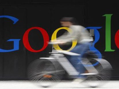 Un empleado pedalea ante la entrada de la sede de Google en Z&uacute;rich.