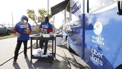 Un food truck de Uber Eats a las afueras de un centro electoral en Detroit (EE UU), este lunes.