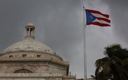La bandera de Puerto Rico ondea junto al Capitolio en San Juan