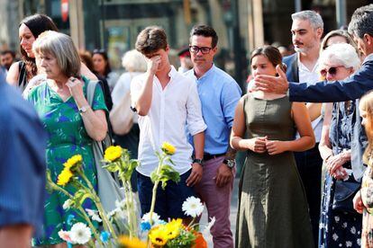Els familiars de les víctimes mortals de l'atemptat del 17 d'agost de l'any passat a Barcelona i Cambrils han protagonitzat aquest matí una sòbria i emocionada ofrena floral davant del mosaic de Joan Miró a la Rambla.
