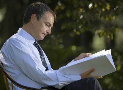 El presidente del Gobierno, José Luis Rodríguez Zapatero, en los jardines de La Moncloa el pasado viernes, antes de la entrevista.